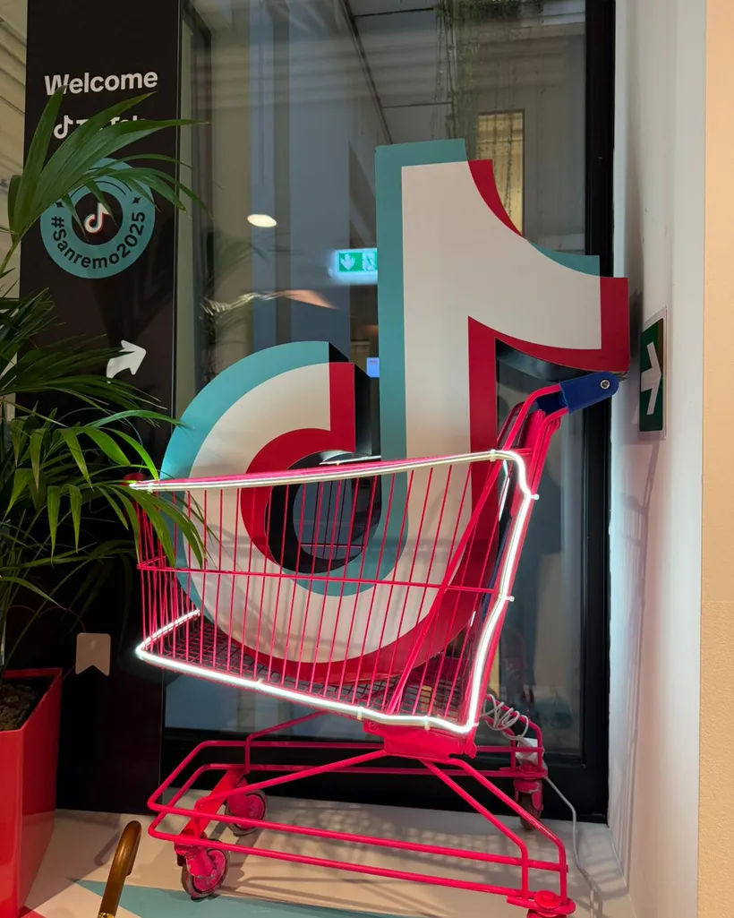 Ingresso della sede TikTok con l'insegna Welcome to TikTok