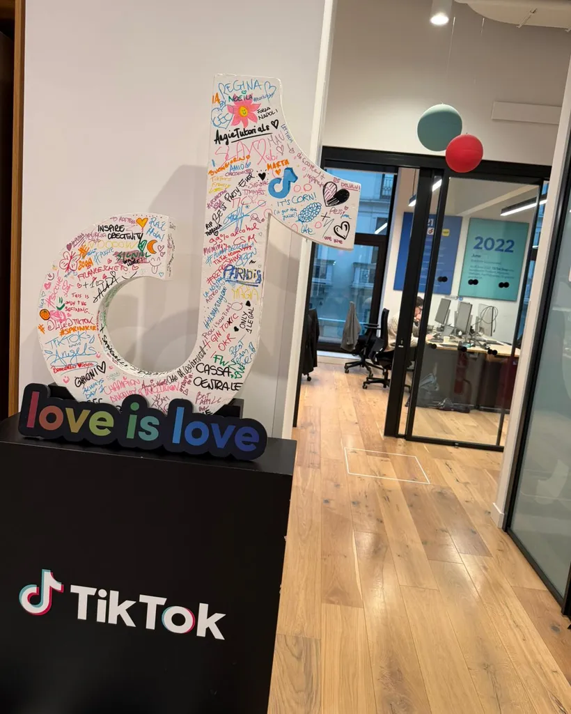 Logo TikTok firmato dai visitatori della sede