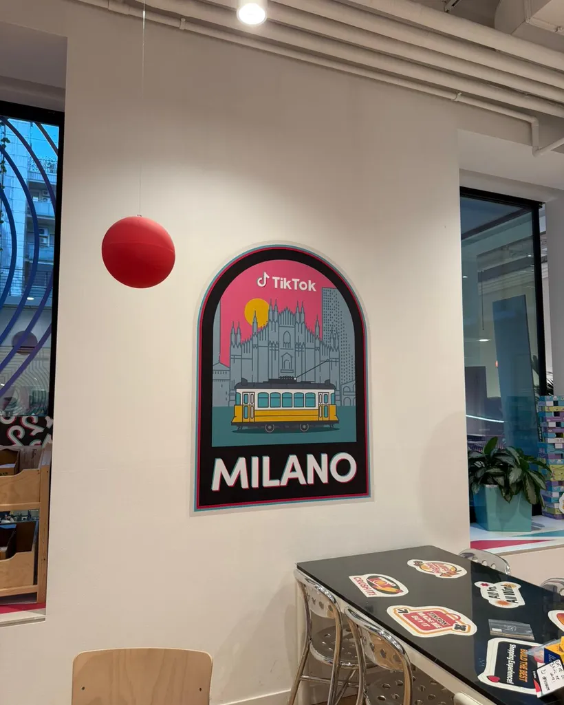 Poster TikTok Milano con il Duomo e il tram