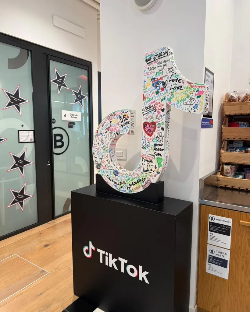 Corridoio interno degli uffici TikTok